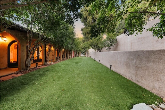 view of yard at dusk