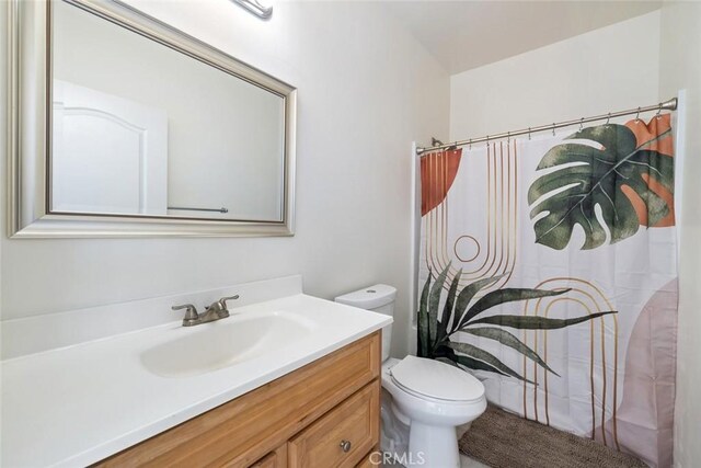 8865 San Gabriel Rd, Atascadero, CA 93422 - full bath featuring toilet, vanity, and a shower with curtain