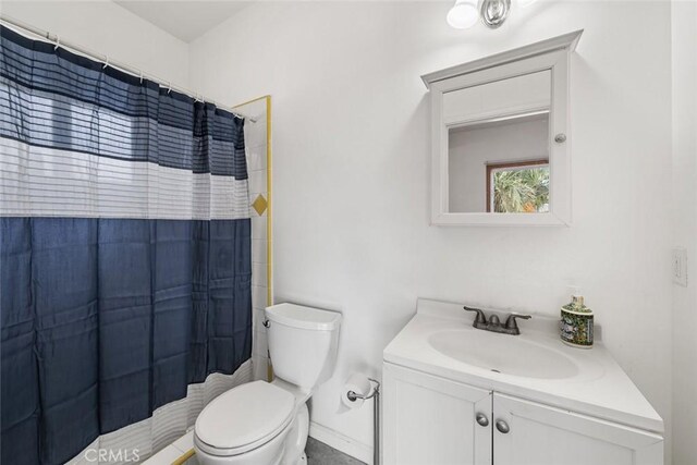 8865 San Gabriel Rd, Atascadero, CA 93422 - bathroom featuring toilet, vanity, curtained shower, and baseboards