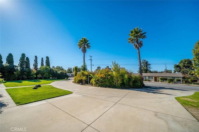 view of property's community featuring a lawn