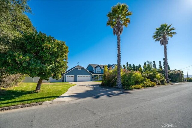 view of front of house featuring a front yard and a garage