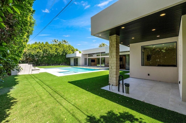 view of yard featuring a patio area