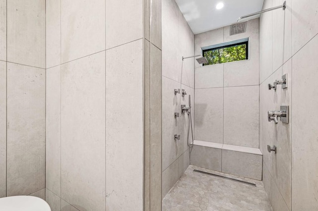 bathroom featuring tiled shower