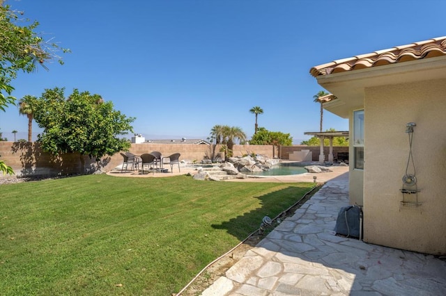 view of yard featuring a fenced in pool