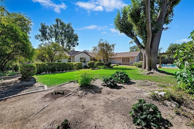 view of yard with a pool