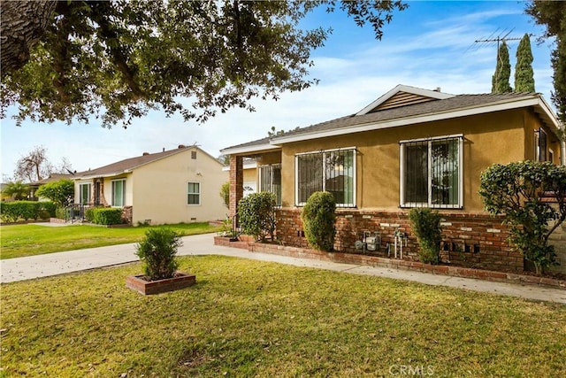 single story home featuring a front lawn