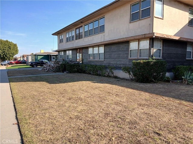 view of side of property featuring a lawn