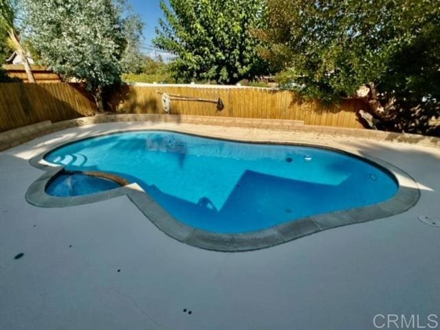 view of pool featuring an in ground hot tub