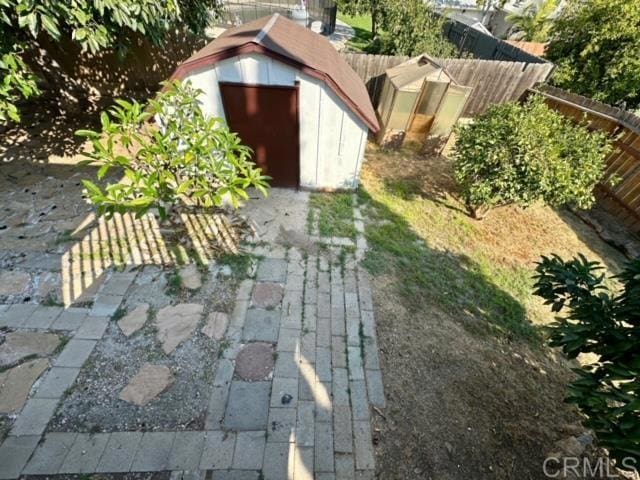 view of yard with a storage unit