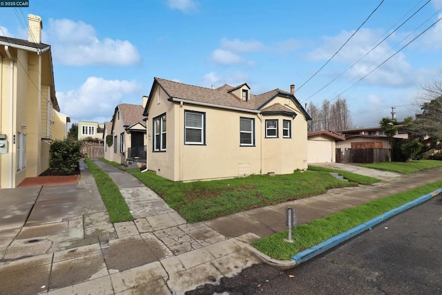 view of side of property featuring a lawn