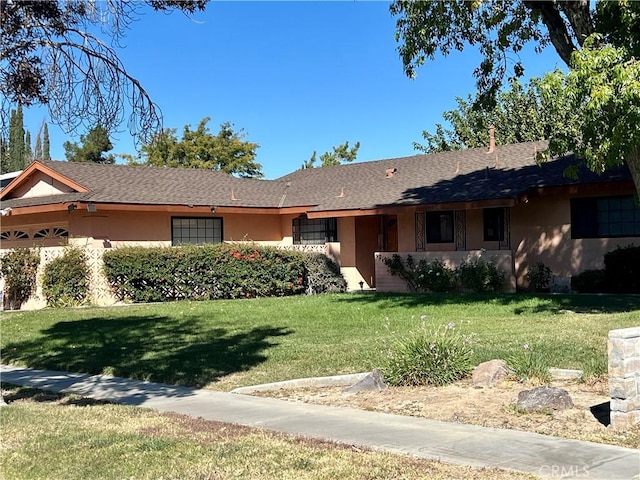 ranch-style home featuring a front lawn