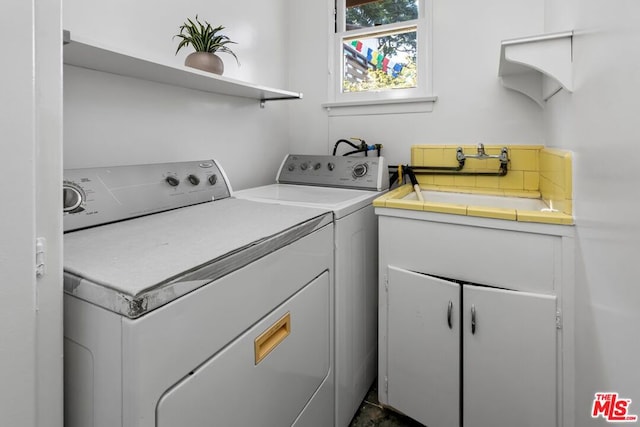 laundry room featuring washer and clothes dryer and sink