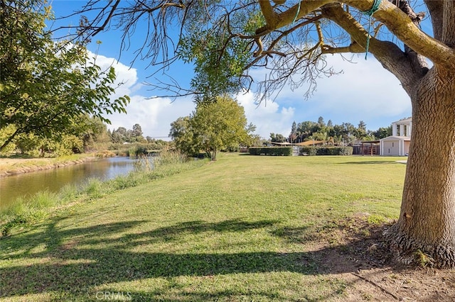 view of yard featuring a water view