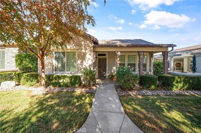 view of front of home featuring a front lawn