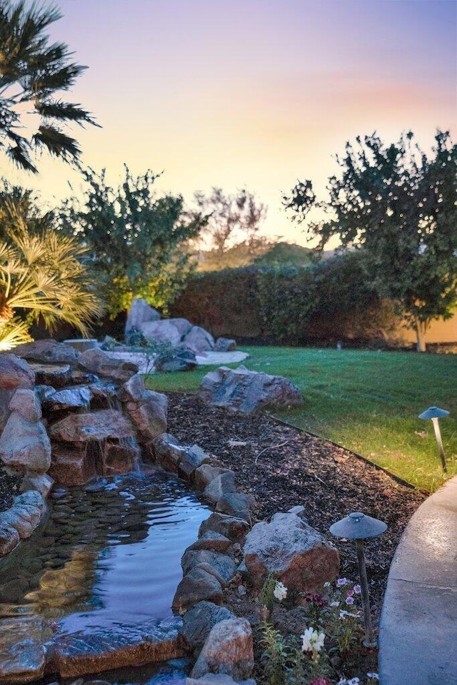 view of yard at dusk