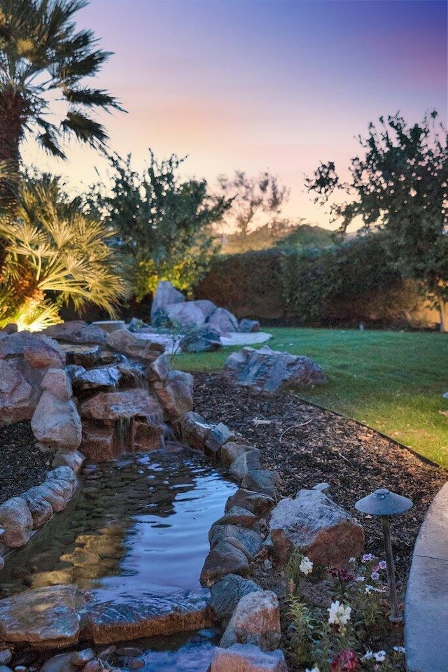 view of yard at dusk