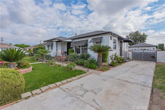 view of front of house with a front lawn