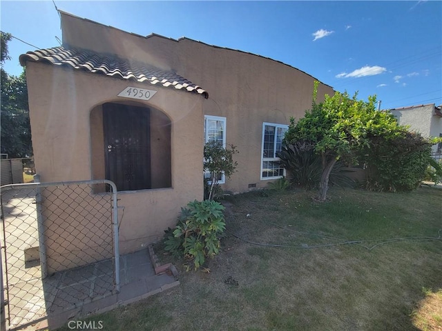 view of side of property featuring a yard