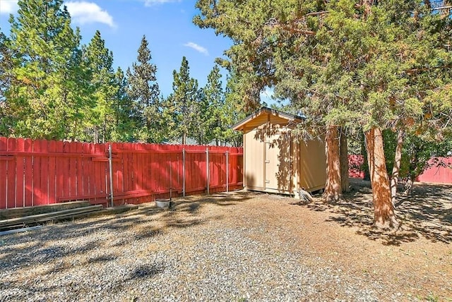 view of yard with a storage shed