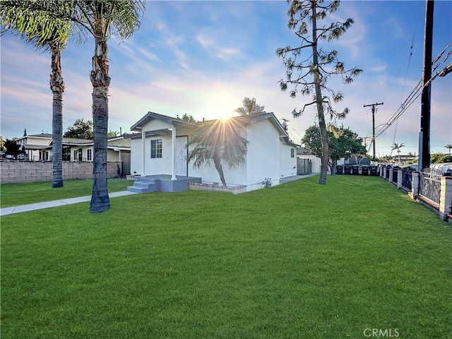 view of front of home featuring a front yard