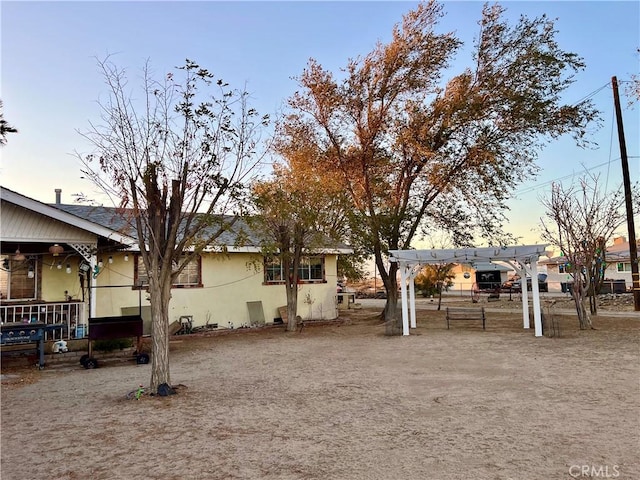 view of yard at dusk