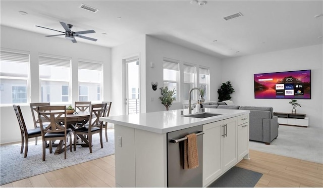 kitchen featuring ceiling fan, sink, a center island with sink, light hardwood / wood-style flooring, and white cabinetry