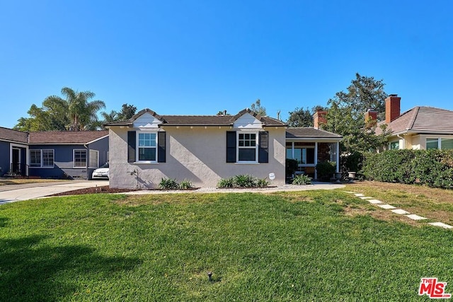 ranch-style home featuring a front lawn