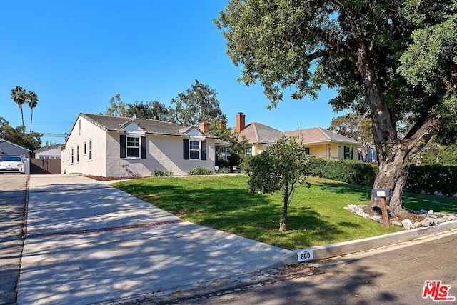 ranch-style house featuring a front yard