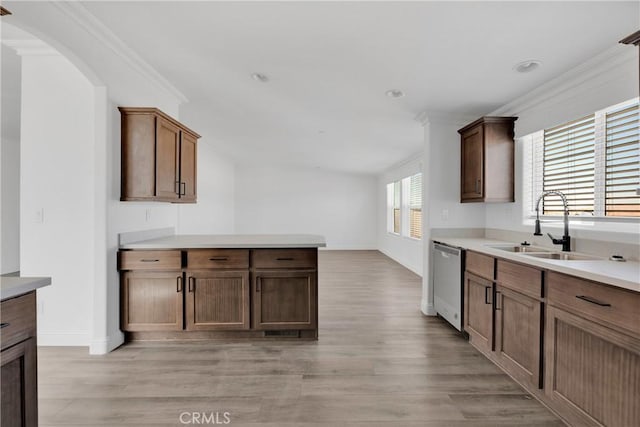 kitchen featuring light hardwood / wood-style flooring, stainless steel dishwasher, crown molding, and sink