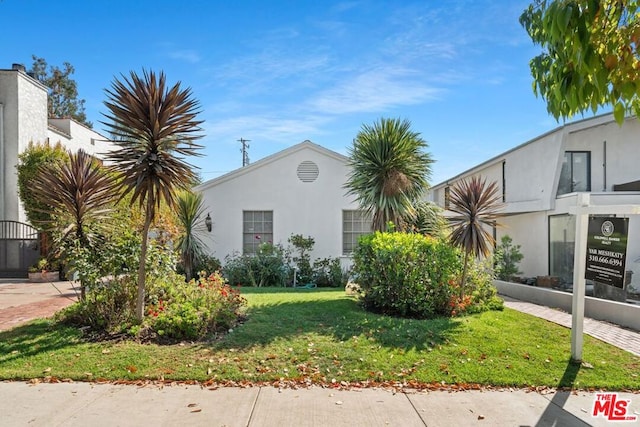 view of front facade featuring a front yard