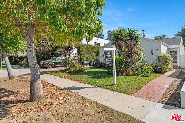 view of front of house with a front lawn