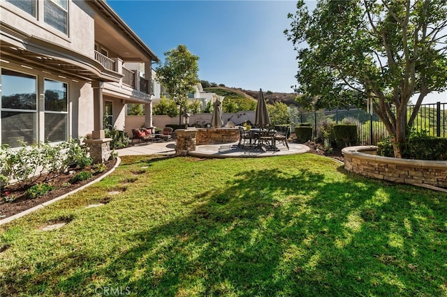 view of yard featuring a patio area