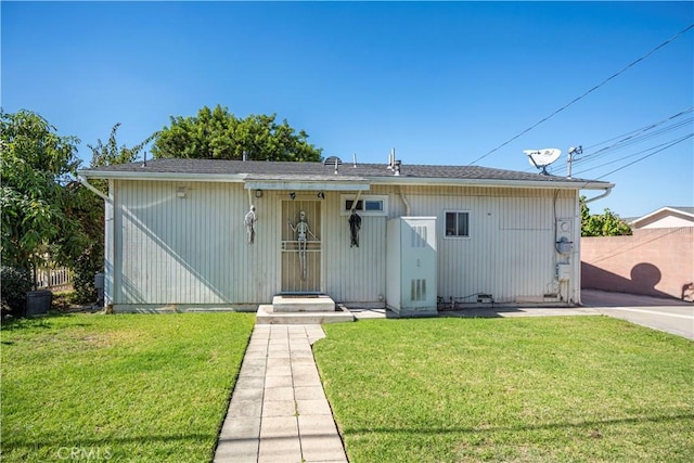 view of front of property featuring a front yard