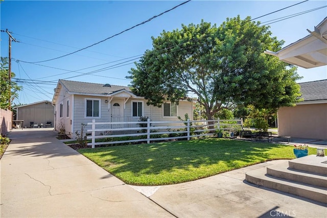 view of front of property featuring a front yard