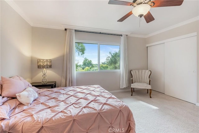 bedroom featuring a closet, ceiling fan, crown molding, and carpet