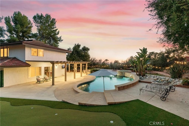 pool at dusk with an in ground hot tub, a pergola, and a patio