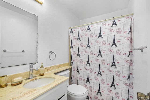 bathroom featuring a shower with shower curtain, vanity, and toilet