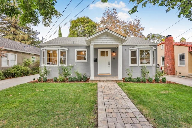 bungalow featuring a front yard