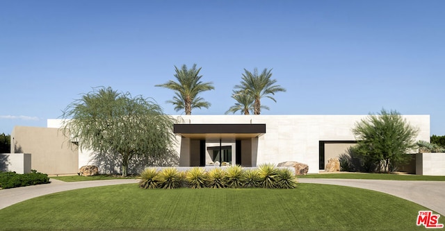 view of front of home with a front yard