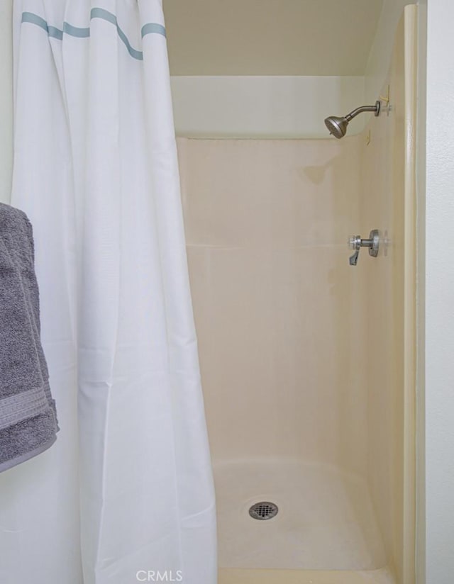 bathroom featuring a shower with curtain