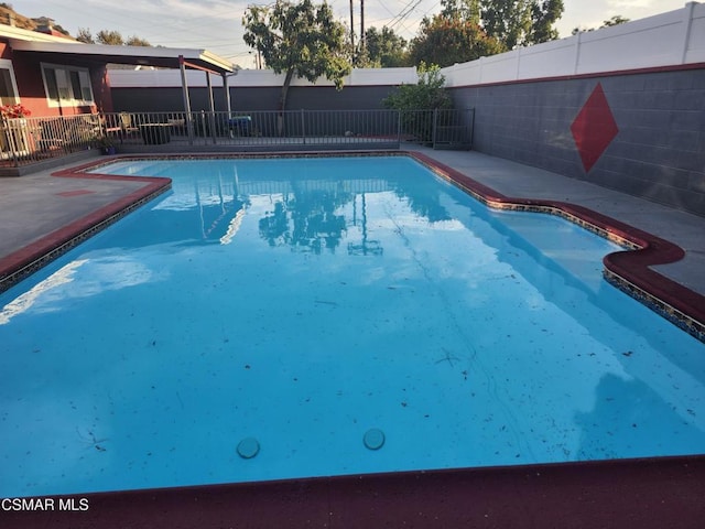 view of swimming pool featuring a patio