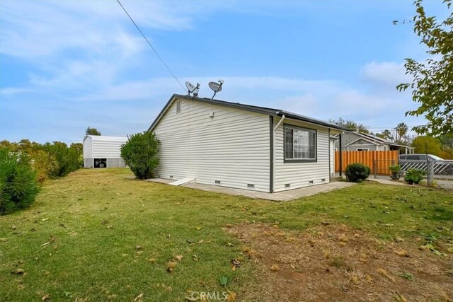 view of side of property featuring a lawn