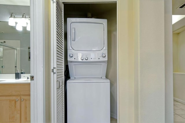 laundry room featuring sink, stacked washer and clothes dryer, and light tile patterned flooring