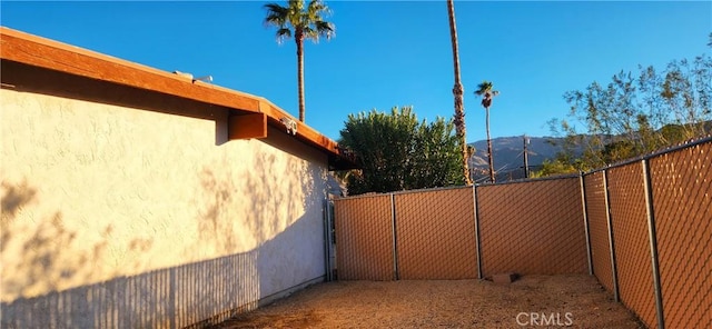 view of yard with a mountain view