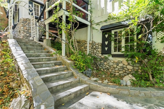 197 Rocky Point Rd, Lake Arrowhead, CA 92352 - view of stairs
