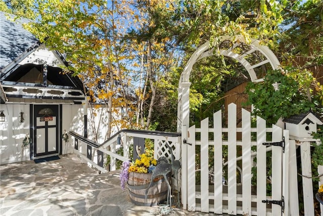 197 Rocky Point Rd, Lake Arrowhead, CA 92352 - view of patio with a gate
