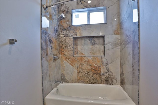 bathroom with tiled shower / bath