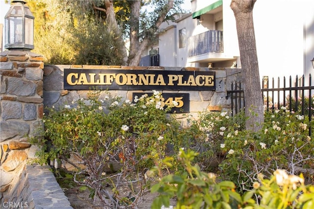 view of community / neighborhood sign