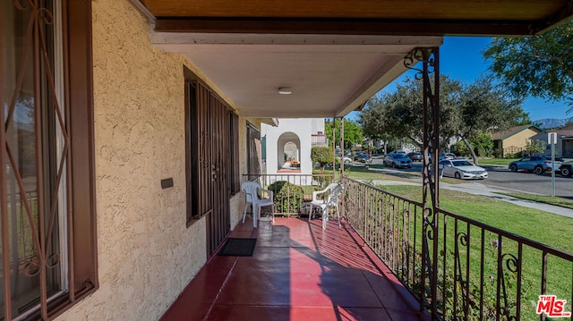 balcony featuring covered porch