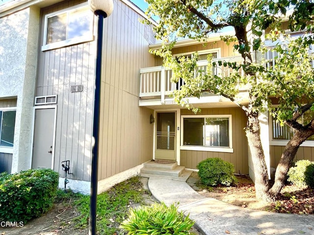 property entrance featuring a balcony